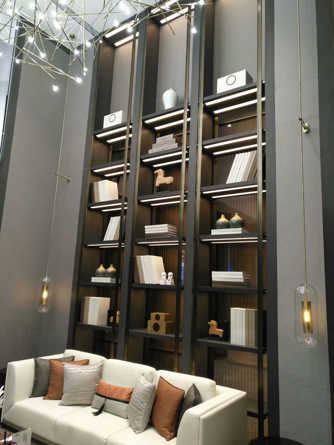 304不锈钢工艺品书架高架展示壁柜书架.jpg